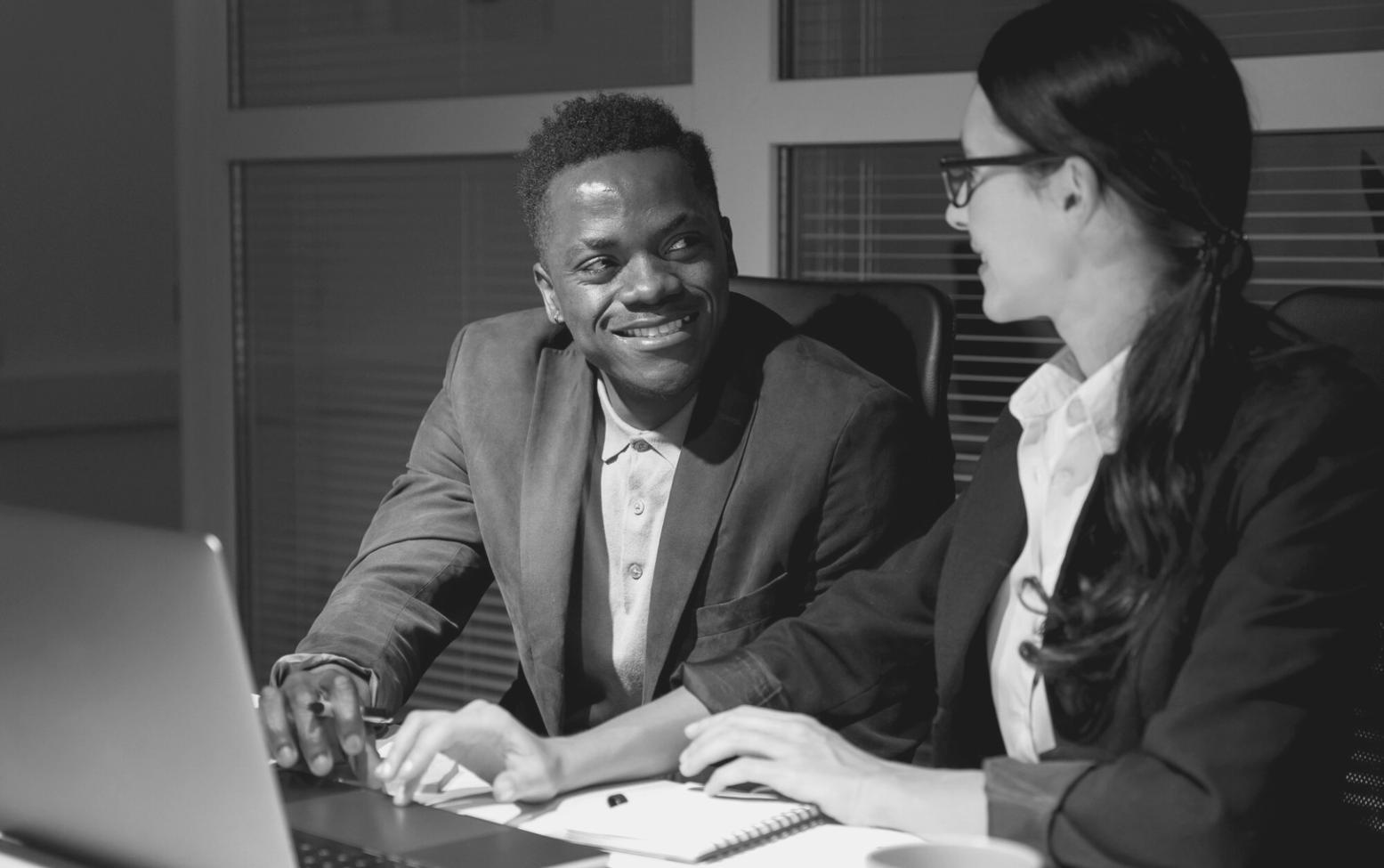 Séance de formation en négociation financière avec participants actifs